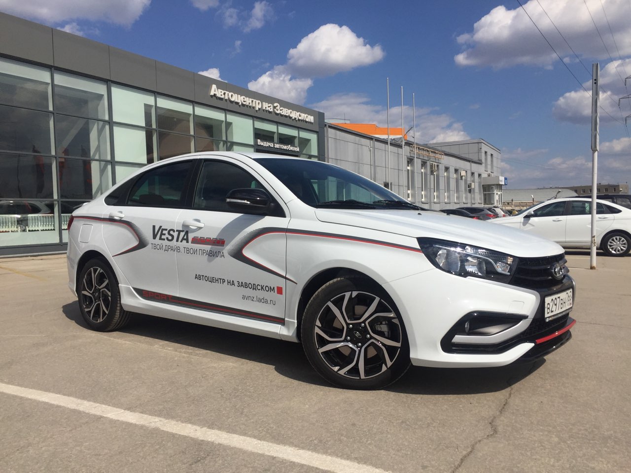 LADA Vesta Sport и красивые девушки!